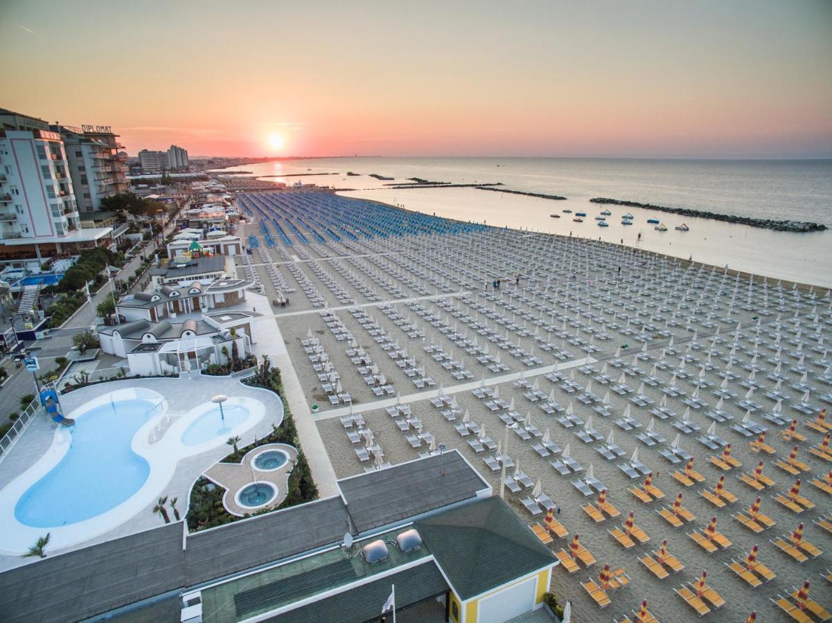 Mediterraneo Hotel & Suites Cattolica Exterior photo