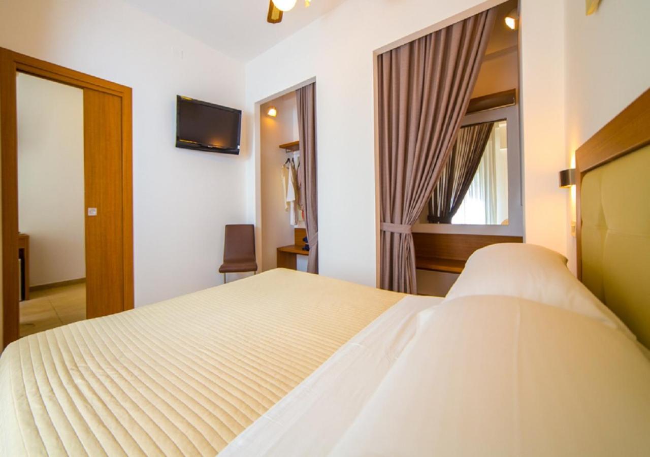 Mediterraneo Hotel & Suites Cattolica Exterior photo